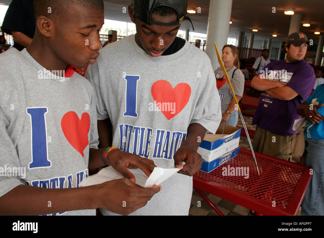 Miami Florida,Little Haiti,pulizia volontari servizio di comunità volontariato lavoratori del lavoro di volontariato,lavoro di squadra che lavorano insieme servendo hel aiuto Foto Stock
