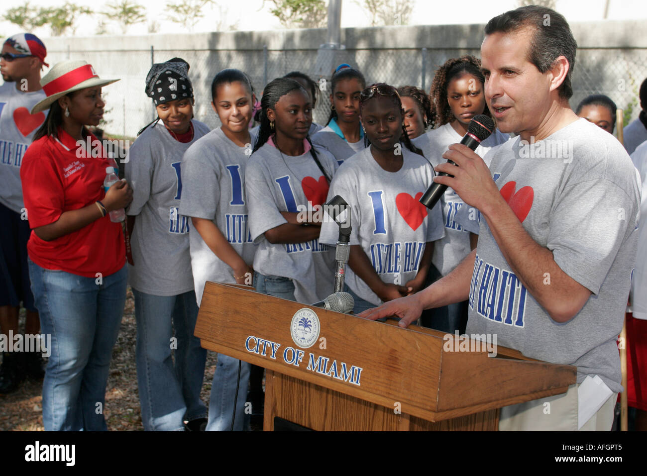 Miami Florida,Little Haiti,pulizia volontari servizio di comunità volontariato lavoratori del lavoro di volontariato,lavoro di squadra che lavorano insieme servendo hel aiuto Foto Stock