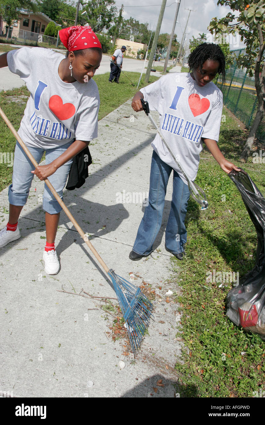Miami Florida,Little Haiti,pulizia volontari servizio di comunità volontariato lavoratori del lavoro di volontariato,lavoro di squadra che lavorano insieme servendo hel aiuto Foto Stock