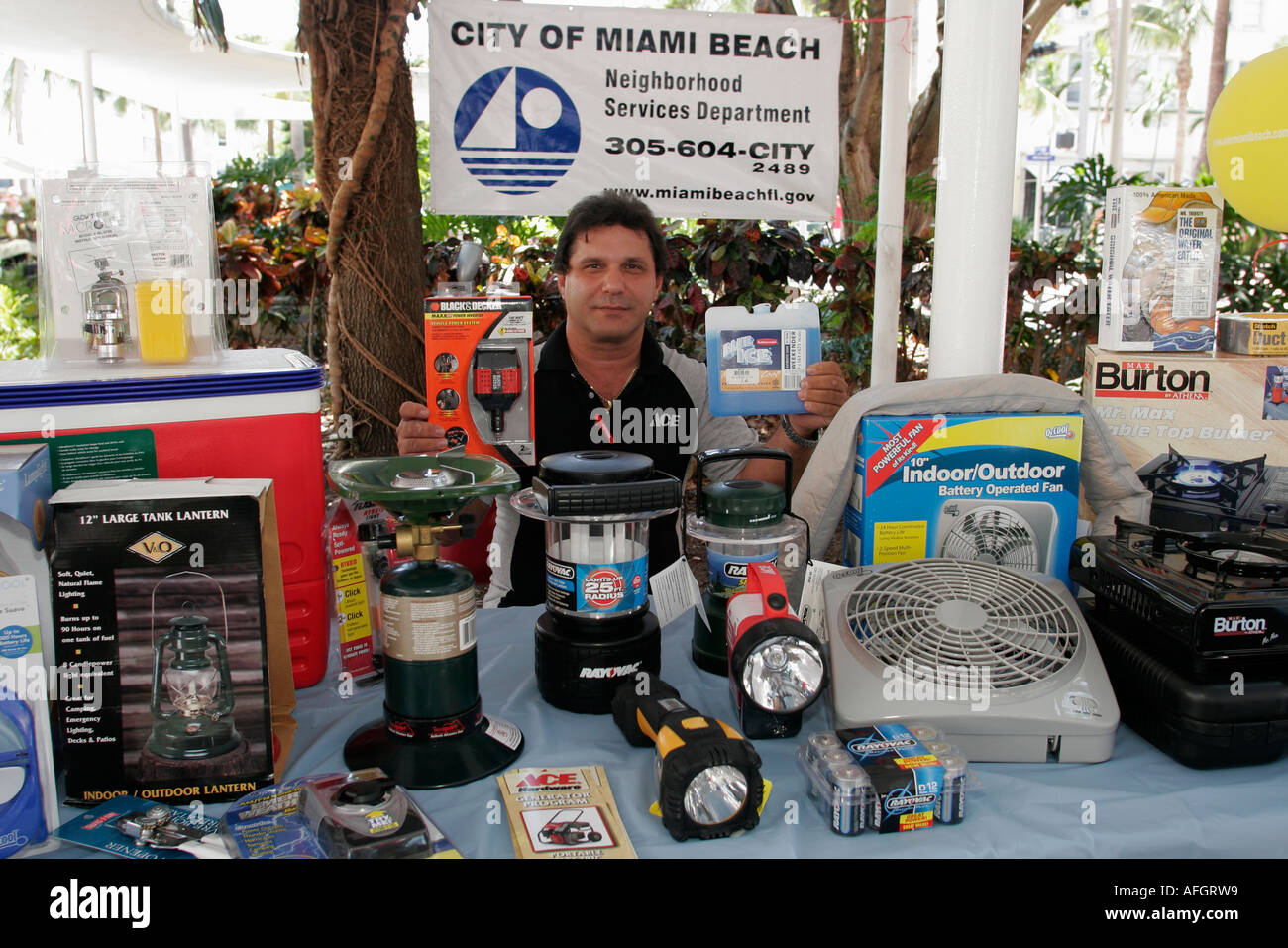 Miami Beach Florida, Lincoln Road Mall, meteo, Hurricane Awareness Fair, forniture, torcia elettrica, lanterna, batterie, preparare, i visitatori viaggio tour a. Foto Stock