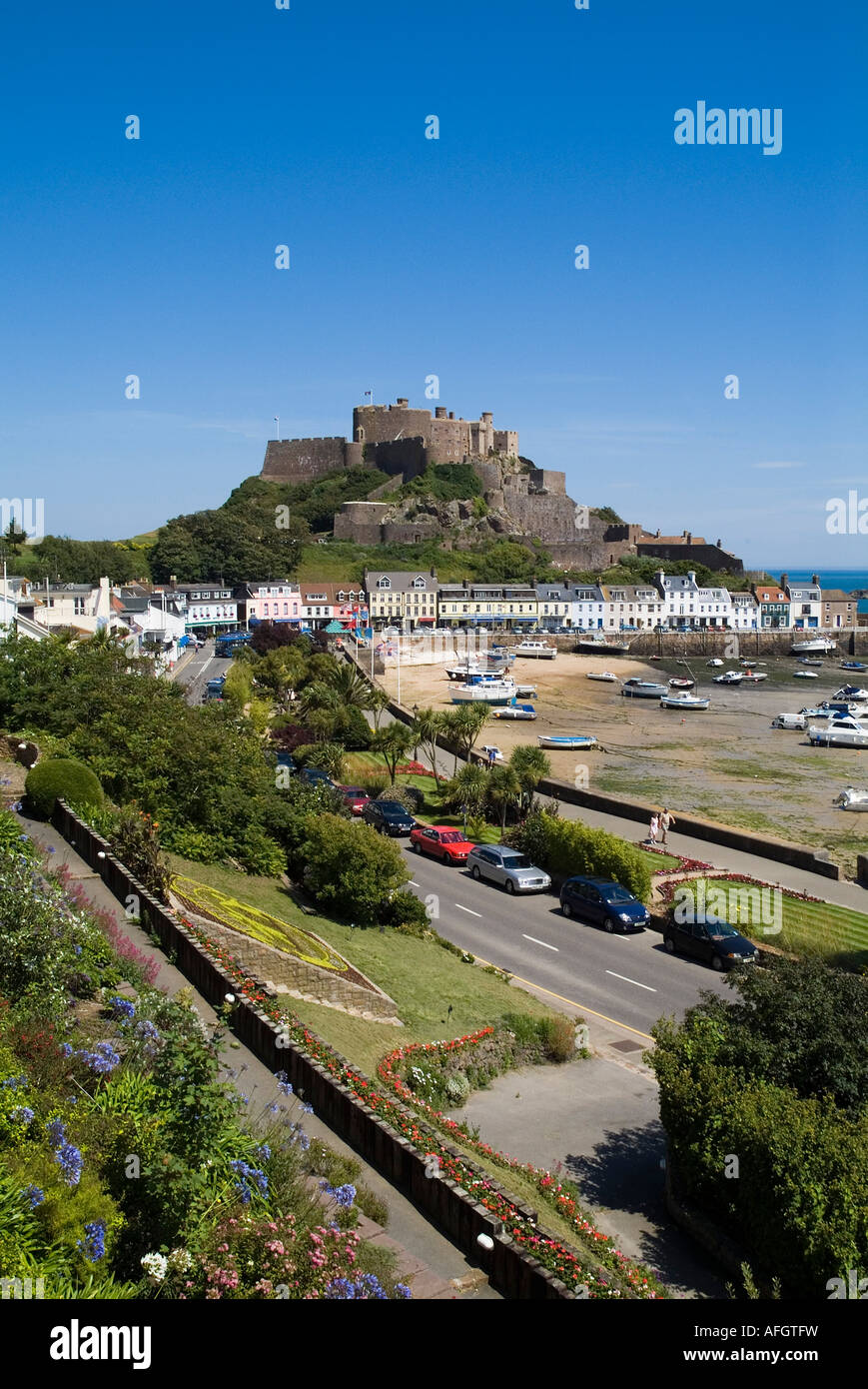 Dh Gorey ST MARTIN JERSEY aiuola gardens pathes lungomare e Castello di Mont Orgueil bay Foto Stock