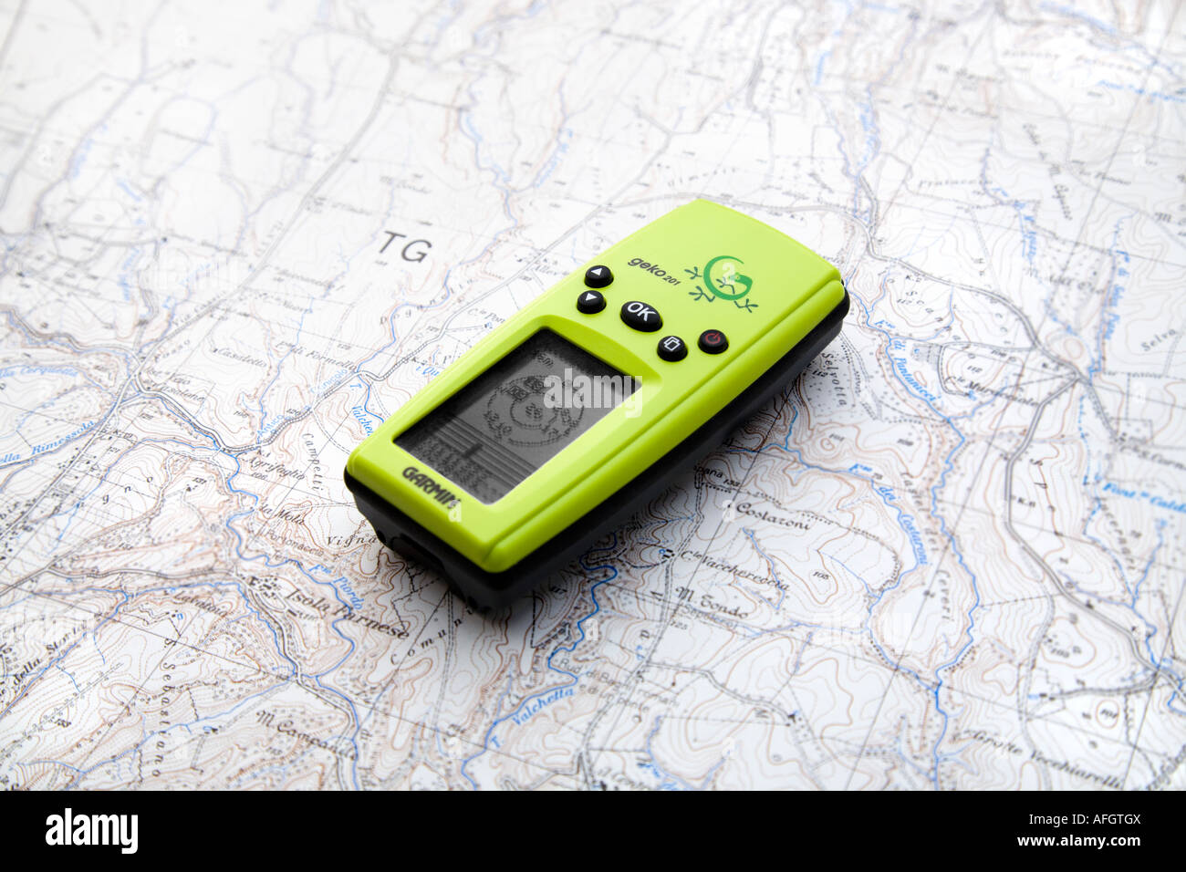 Ricevitore GPS portatile in appoggio su una mappa topografica Foto Stock