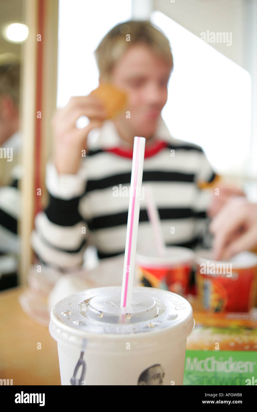 SOFT DRINK con uomo sullo sfondo Foto Stock