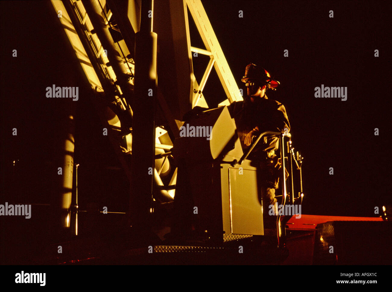 Pewaukee scala a carrello e fire fighter con rim bicchieri ad una chiesa a fuoco nel Wisconsin Foto Stock