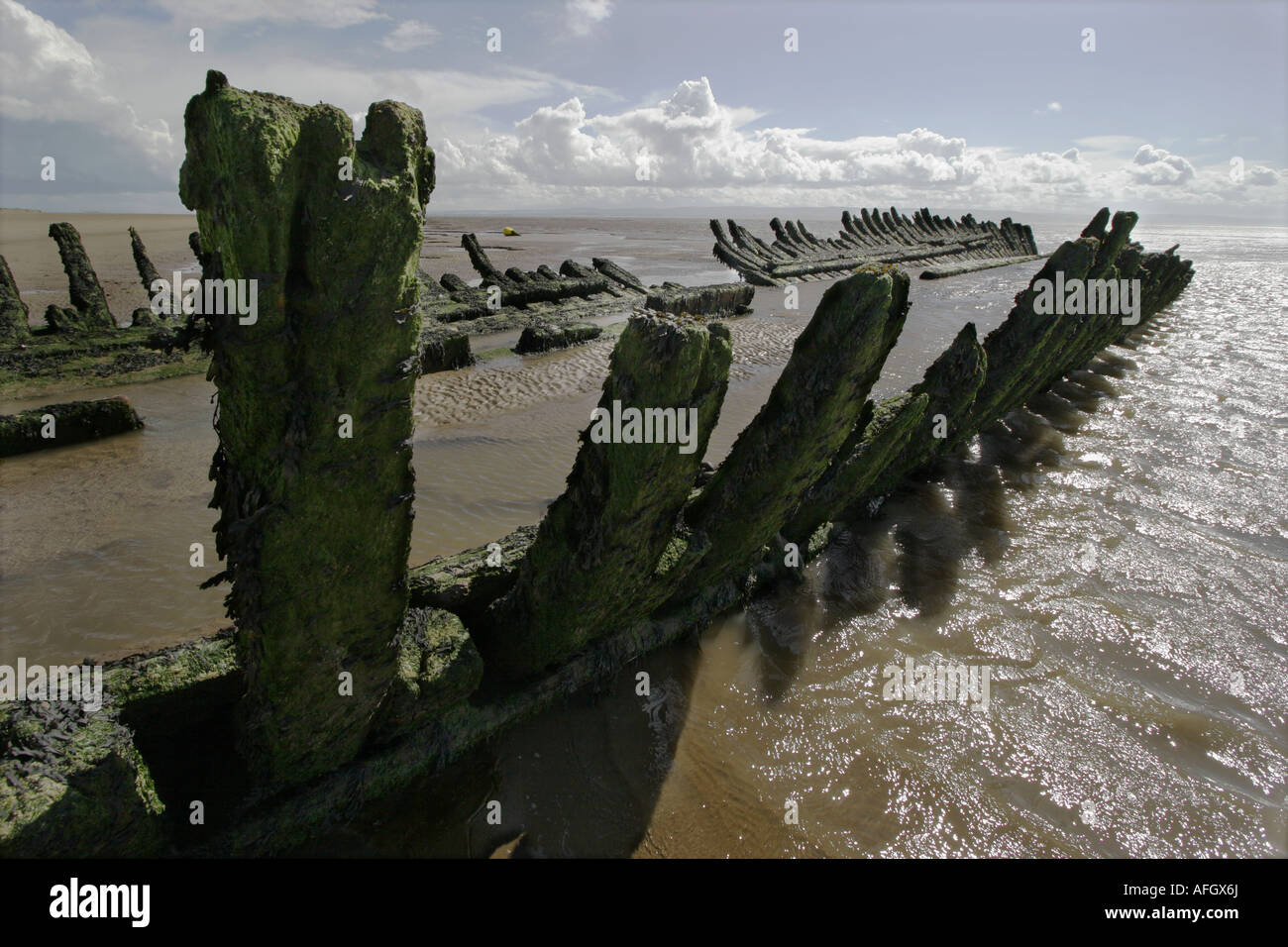 Resti di una nave di legno la SS Nornen sepolto nella sabbia e fango del Canale di Bristol a Berrow Dune in Somerset Foto Stock