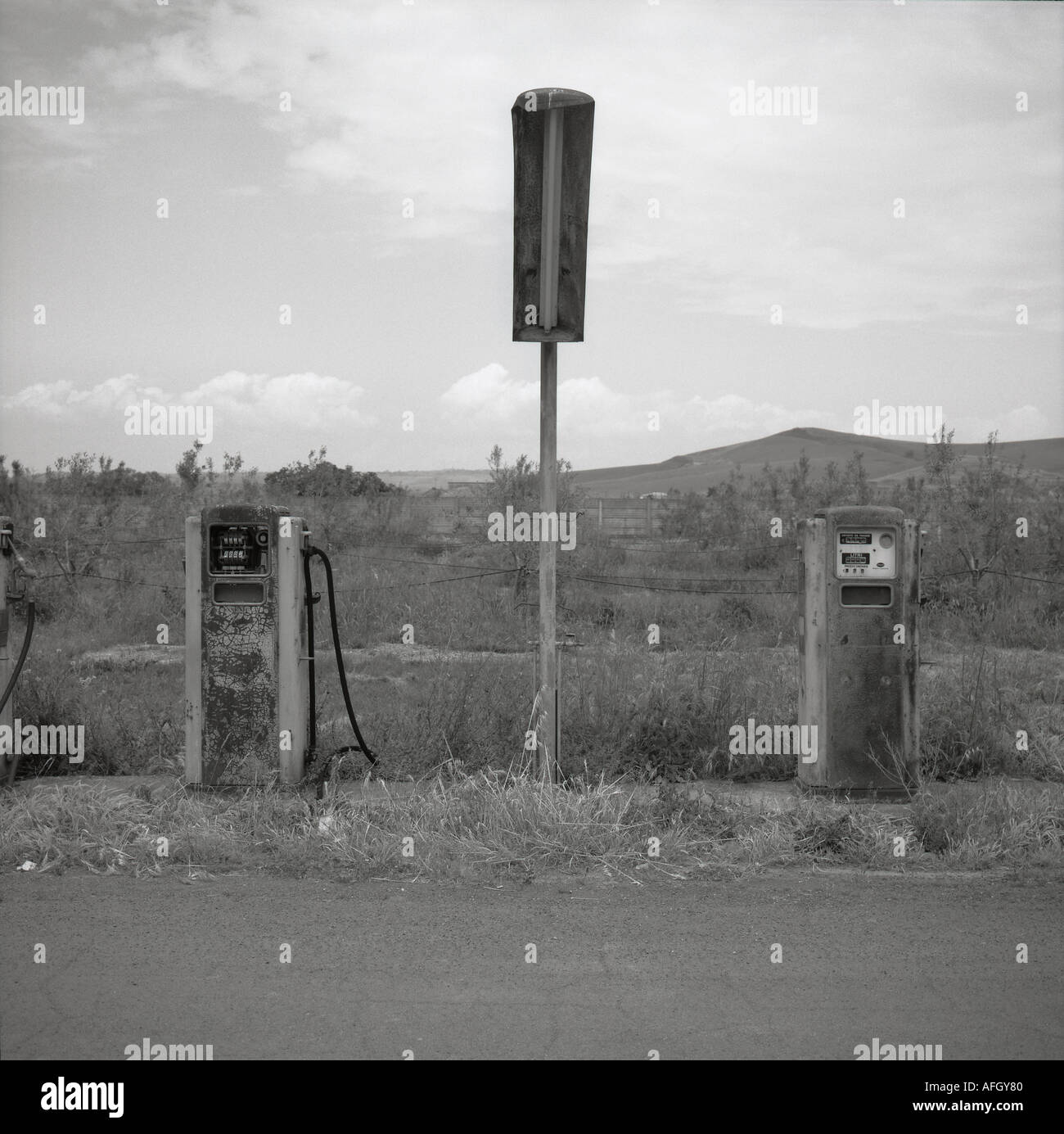 Vecchi e rovinati pompa benzina gas station in campo rurale Foto Stock