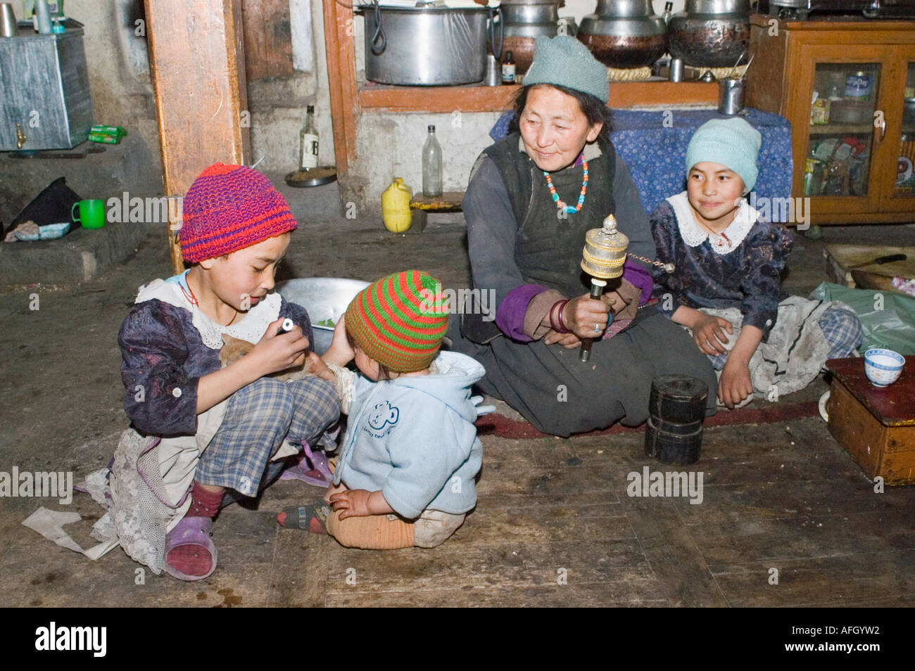 Vecchia donna dal Ladakh con il nipote, Nurla village, Indus Valle, Jammu e Kashmir India Foto Stock
