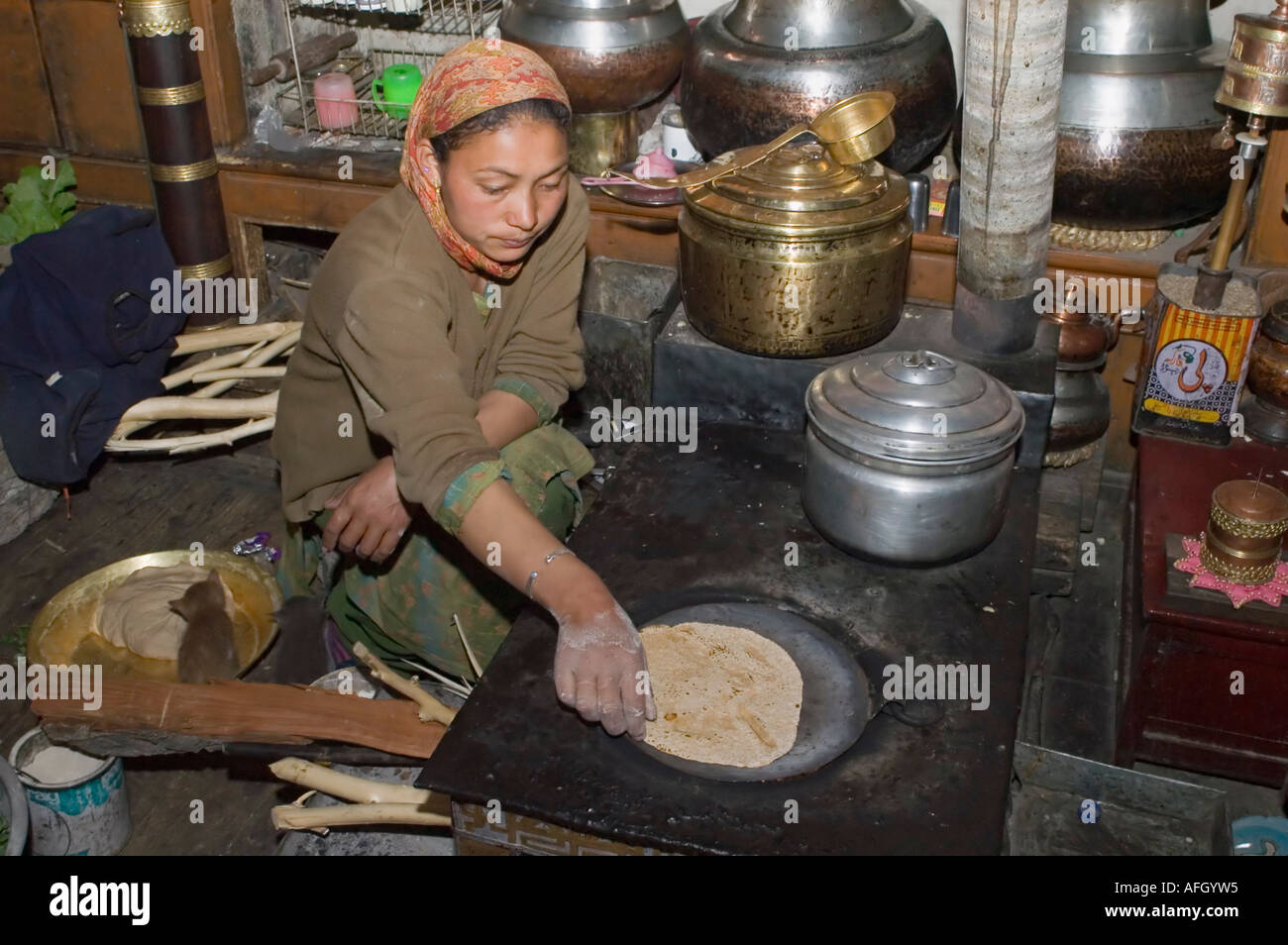 Donna chapatis cottura in cucina, Nurla, Indus Valle, Ladakh, Jammu e Kashmir India Foto Stock