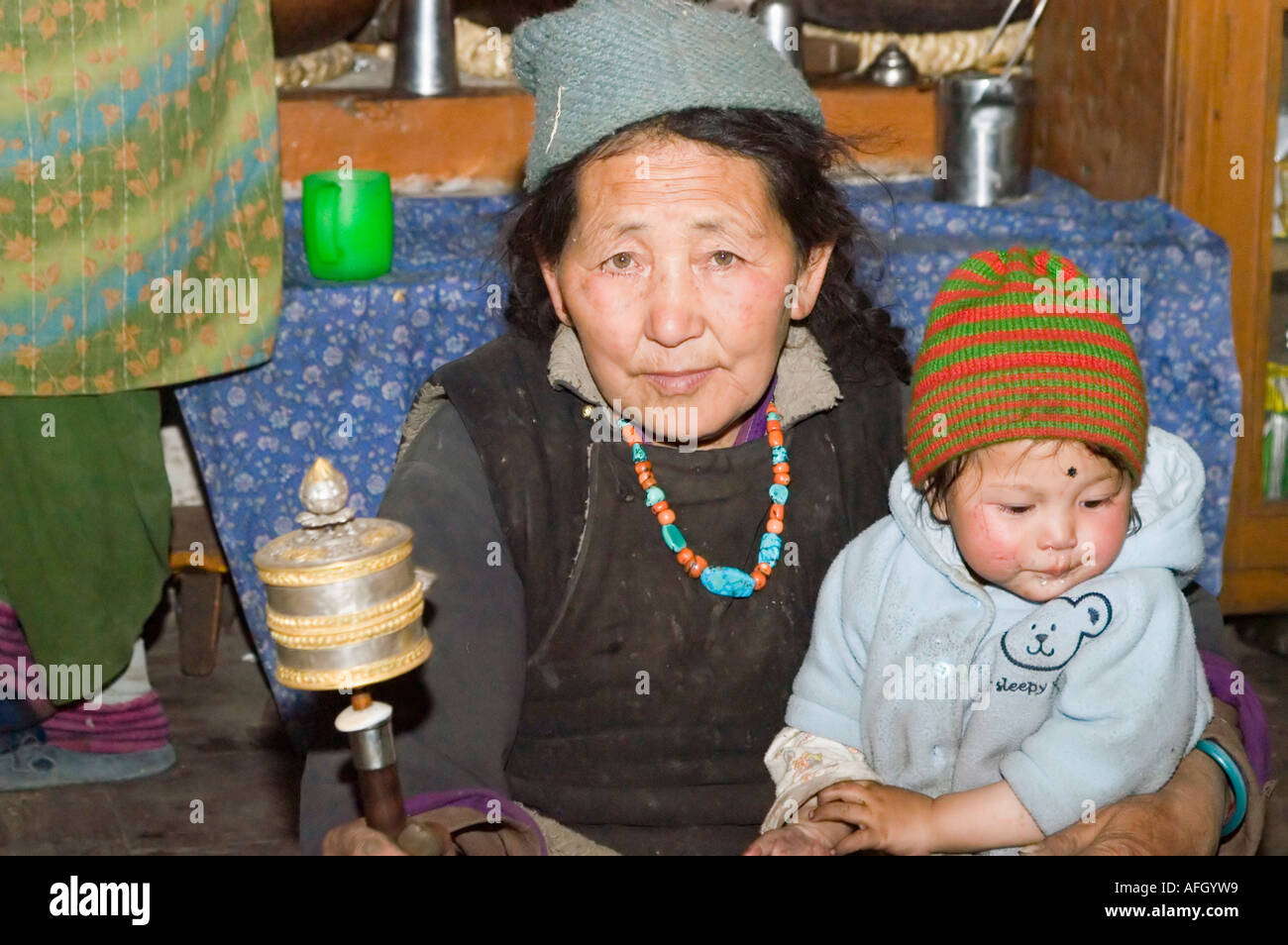 Vecchia donna dal Ladakh con il nipote, Nurla village, Indus Valle, Jammu e Kashmir India Foto Stock