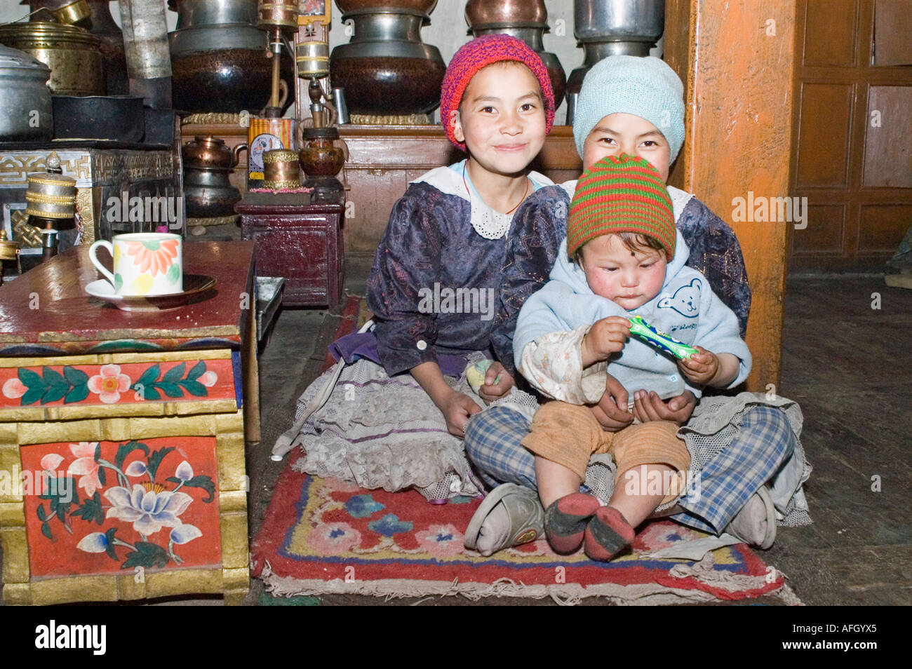 Bambini da Ladakh seduta in cucina, Nurla village, Indus Valle, Jammu e Kashmir India Foto Stock