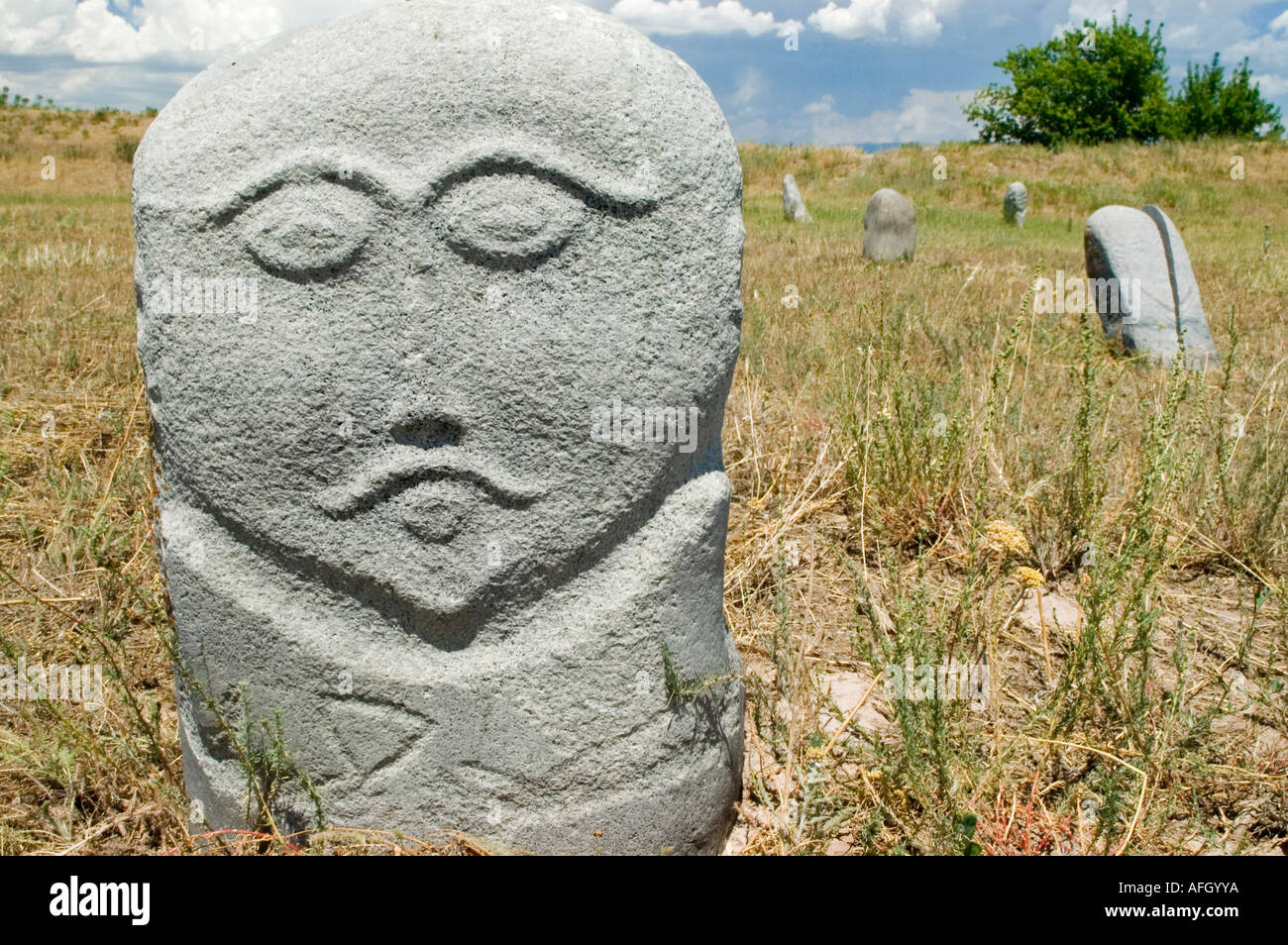 Storica pietra tomba, balbal, in Balasagun, Silk Road, Kirghizistan Foto Stock