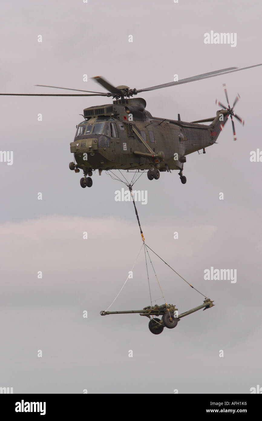 Royal Navy Sea King HC4 Commando trasporto truppa assualt elicottero con luce underslung pistola di artiglieria Foto Stock