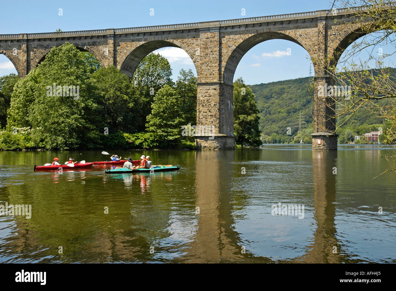 Canoisti sotto un ponte ferroviario, viadict oltre la Ruhr, costruito 1877-1878, Herdecke, Dortmund, bacino della Ruhr, NRW Foto Stock