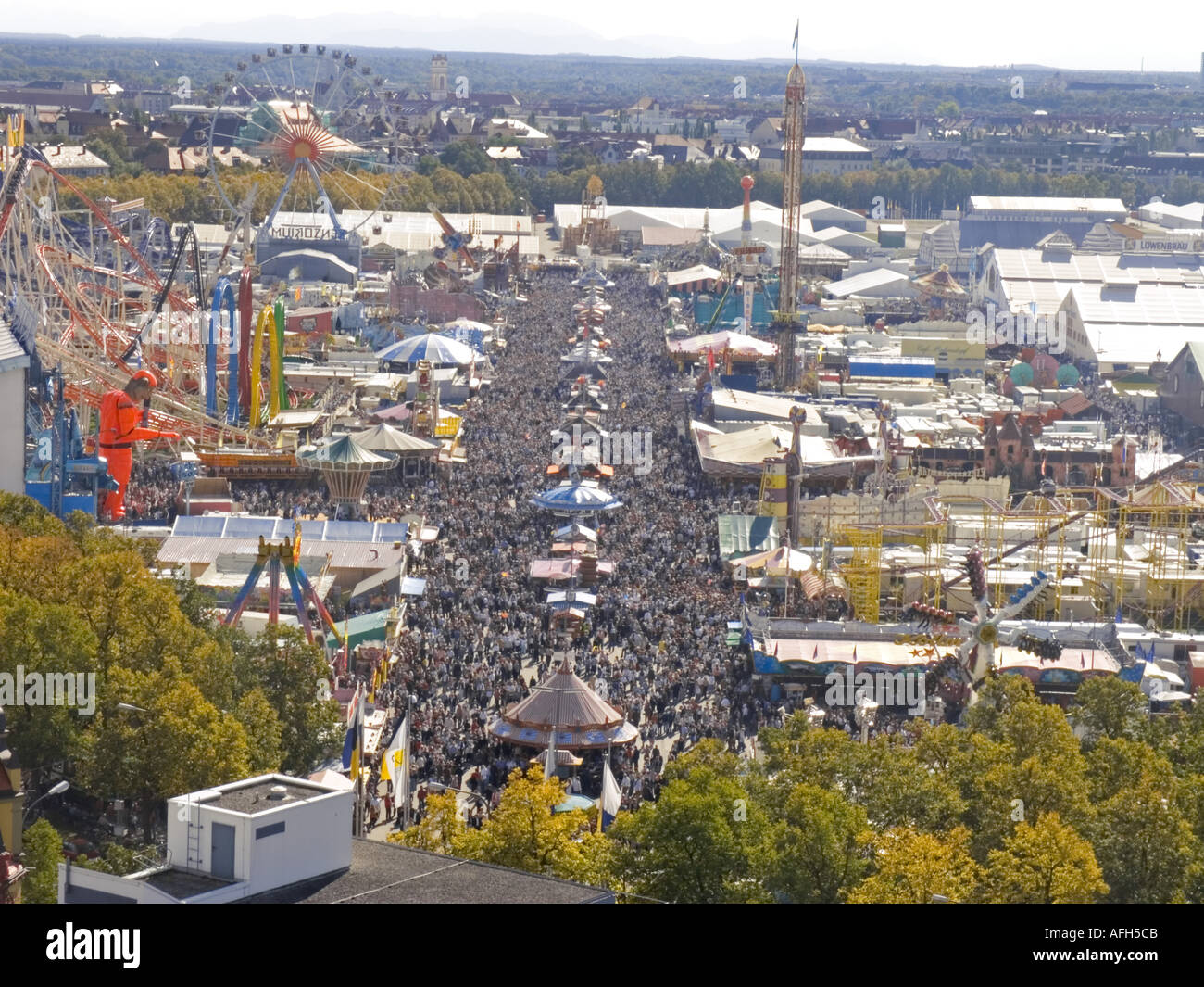 Europa Germania festa della birra Oktoberfest fiera del divertimento vista aerea da san Paolo chiesa Foto Stock