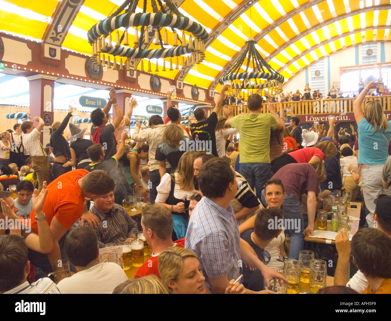 Europa Germania Monaco di Baviera - Festa della birra Oktoberfest la gente ballare e bere in tenda hall e feste. Foto Stock