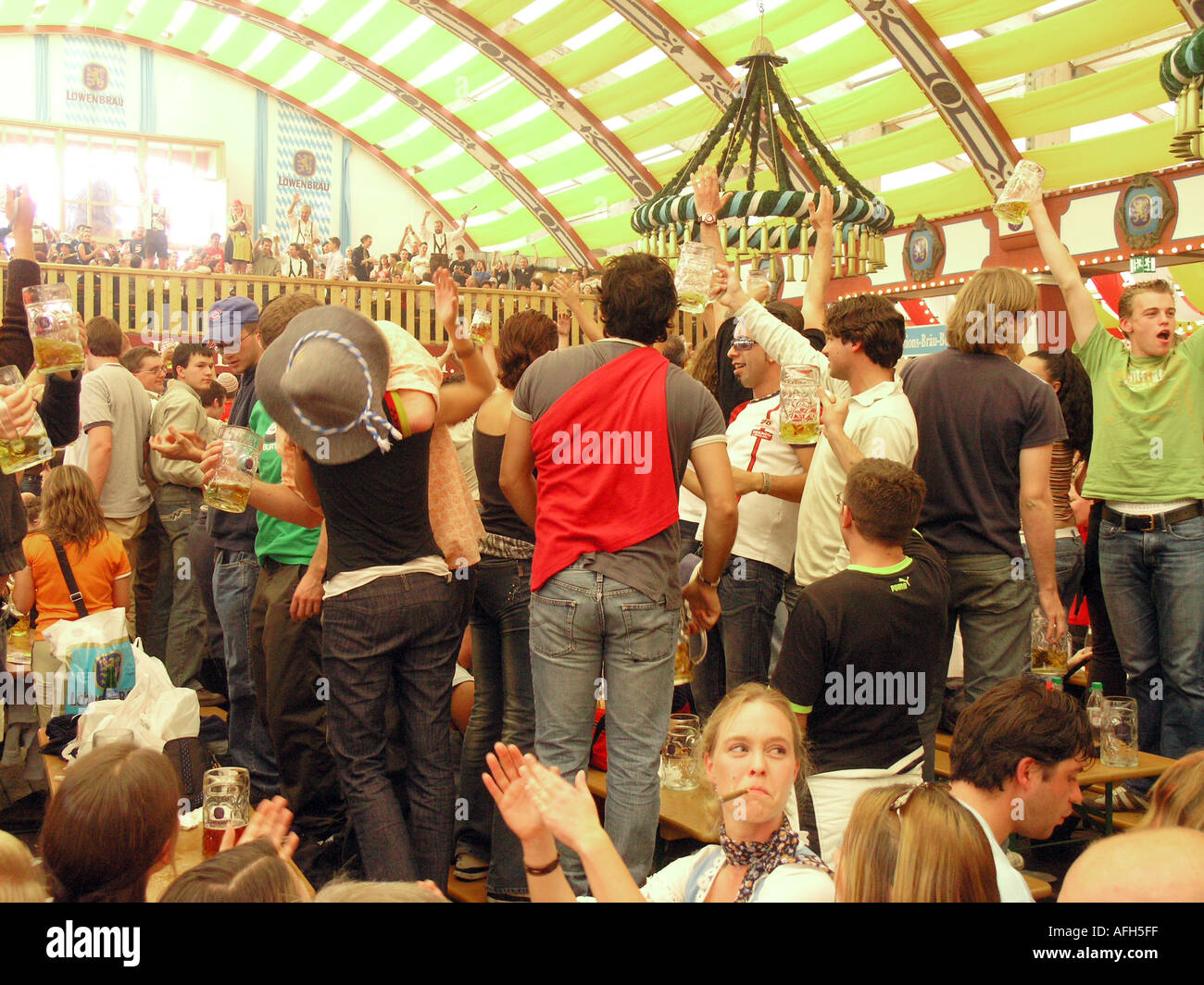 Europa Germania Monaco di Baviera - Festa della birra Oktoberfest la gente ballare e bere in tenda hall e feste. Foto Stock