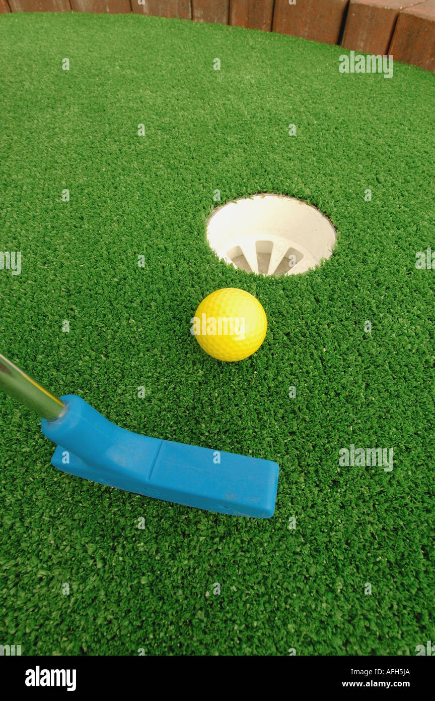 Golf in miniatura blu club putter green cup nave da crociera attività ricreative all'aperto Foto Stock