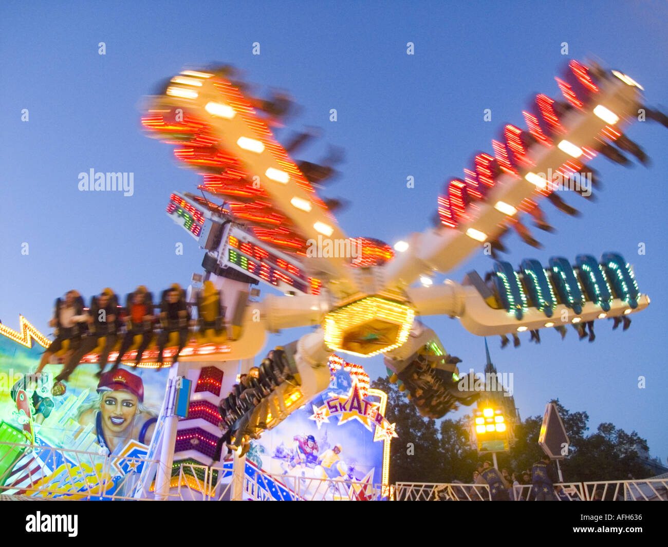 Germania Oktoberfest Monaco di Baviera - Festa della Birra giostra volare in aria al crepuscolo Foto Stock