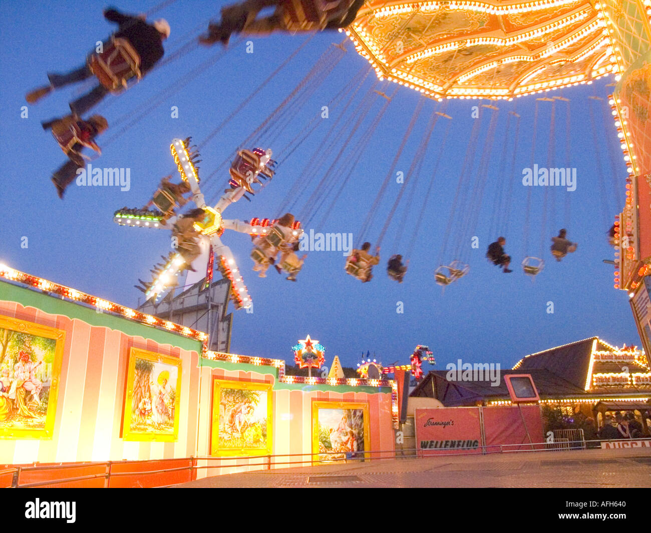 Germania Oktoberfest Monaco di Baviera - Festa della Birra giostra volare in aria al crepuscolo Foto Stock