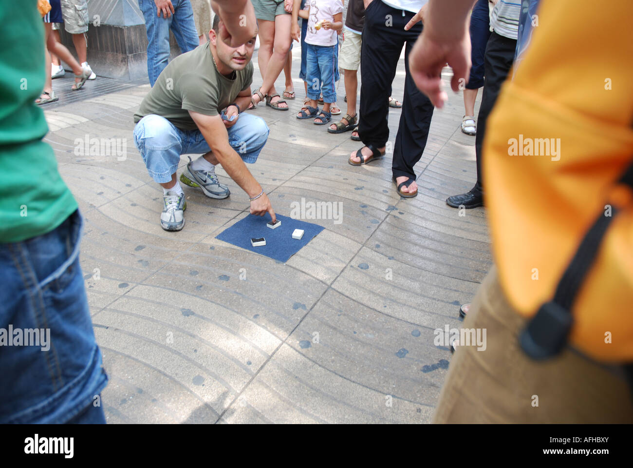 Gioco di conchiglie, gioco di strada vietato Ramblas Barcellona Spagna Foto Stock