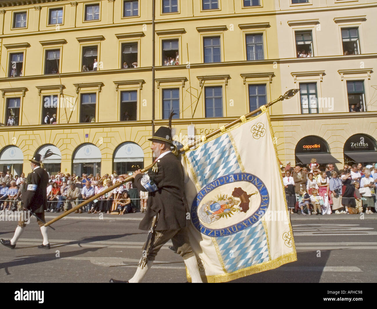 Europa Germania Monaco di Baviera - Festa della birra Oktoberfest coloratissima sfilata tradizionale si tengono ogni anno a Monaco di Baviera. Foto Stock