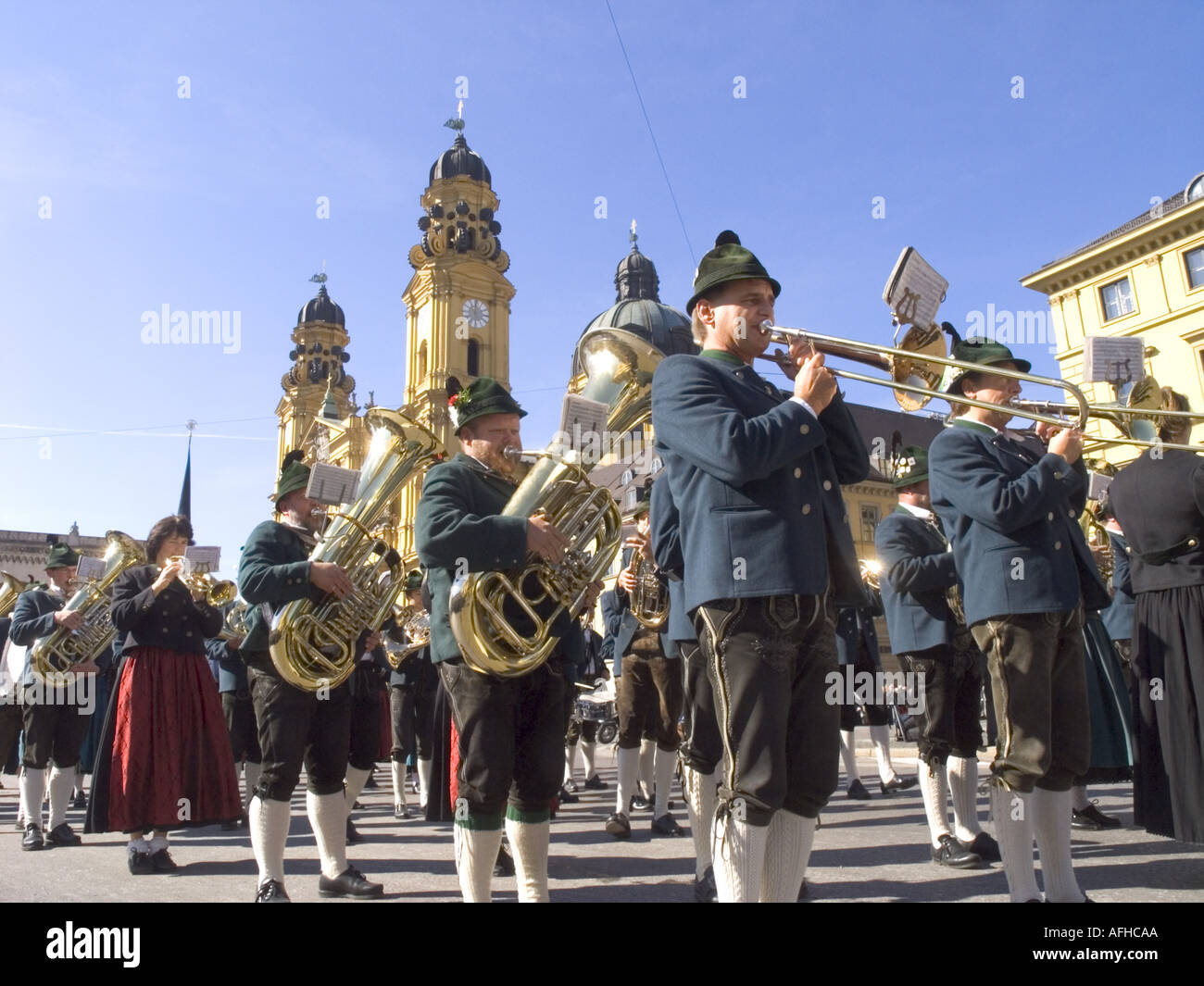 Europa Germania Monaco di Baviera - Festa della birra Oktoberfest coloratissima sfilata tradizionale si tengono ogni anno a Monaco di Baviera. Foto Stock