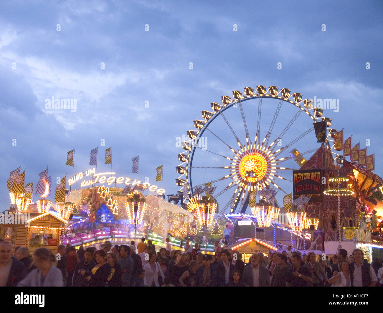 Oktoberfest Munich Carousel Rides, tradizionale fiera bavarese, iconiche attrazioni di Wiesn Foto Stock