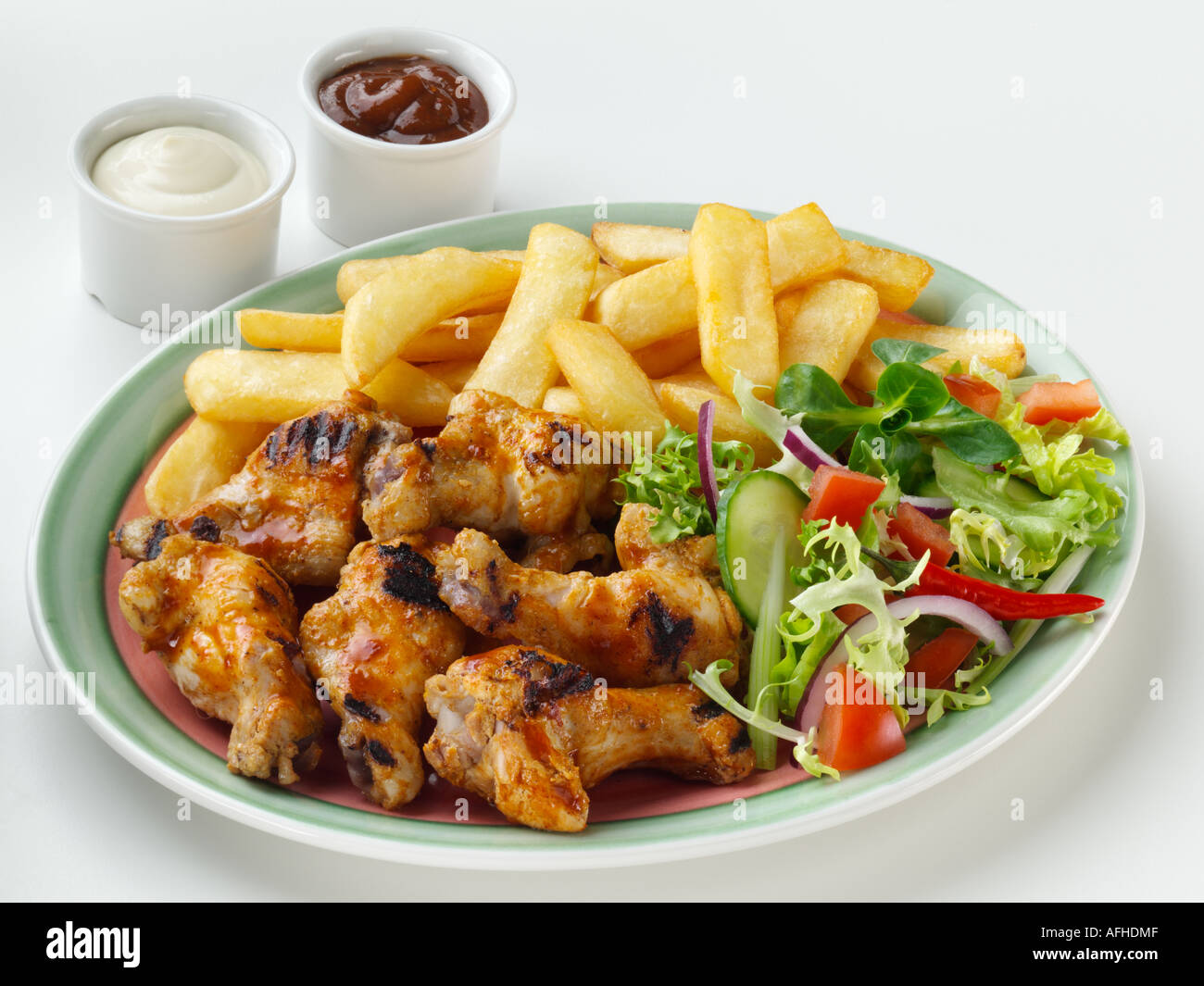 Ali di pollo fritte ed insalata Foto Stock