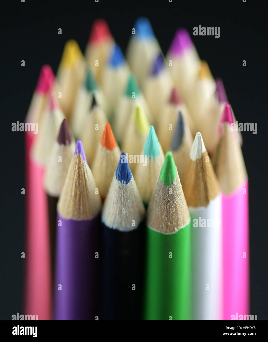 Un fascio di matite colorate si levò in piedi con le punte rivolte verso l'alto con la recessione shot in studio. Foto Stock
