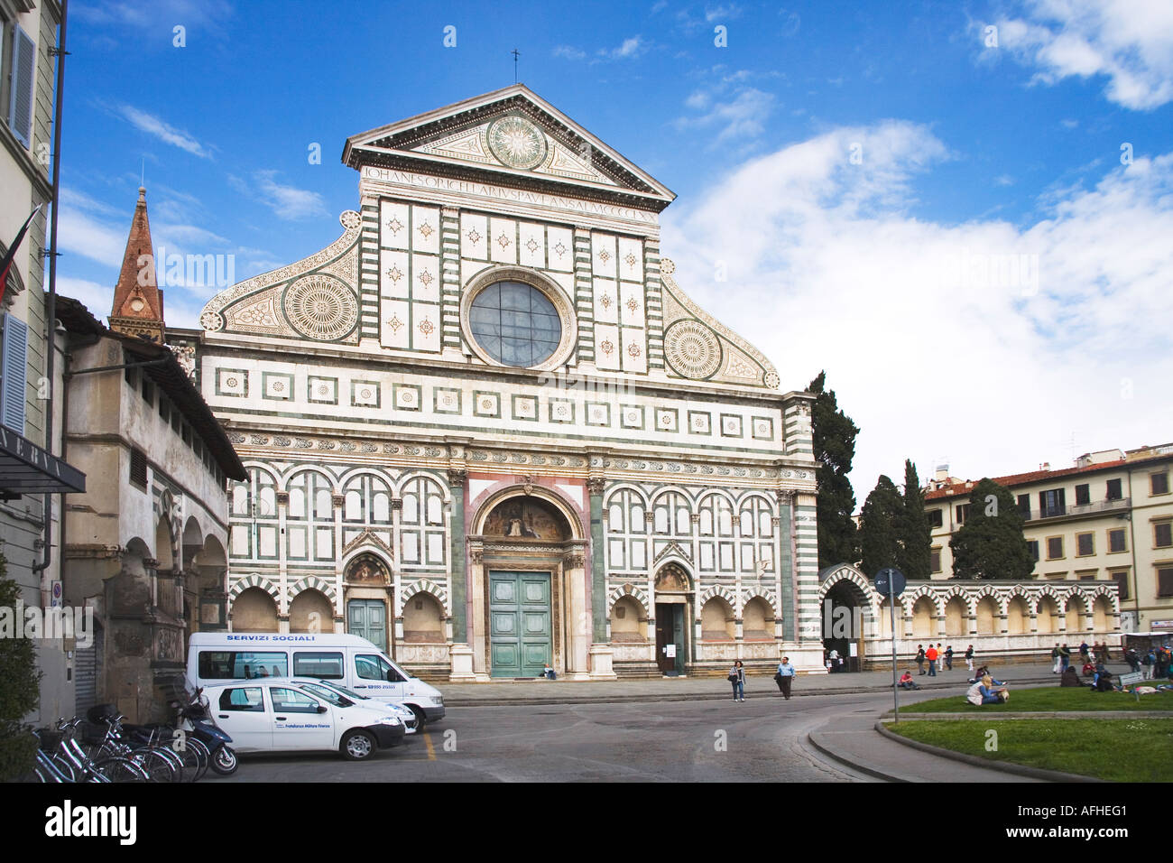 Santa Maria Novella Chiesa Dominicana esterno nel sole con cielo blu in Firenze Toscana Italia Foto Stock