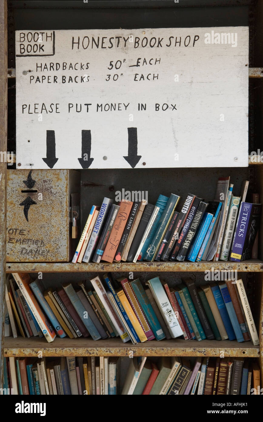 Honesty Box Secondhand Book Shop. Hay Festival Hay on Wye Powys Wales. Vecchi libri in vendita nel Regno Unito 2006 2000s HOMER SYKES Foto Stock