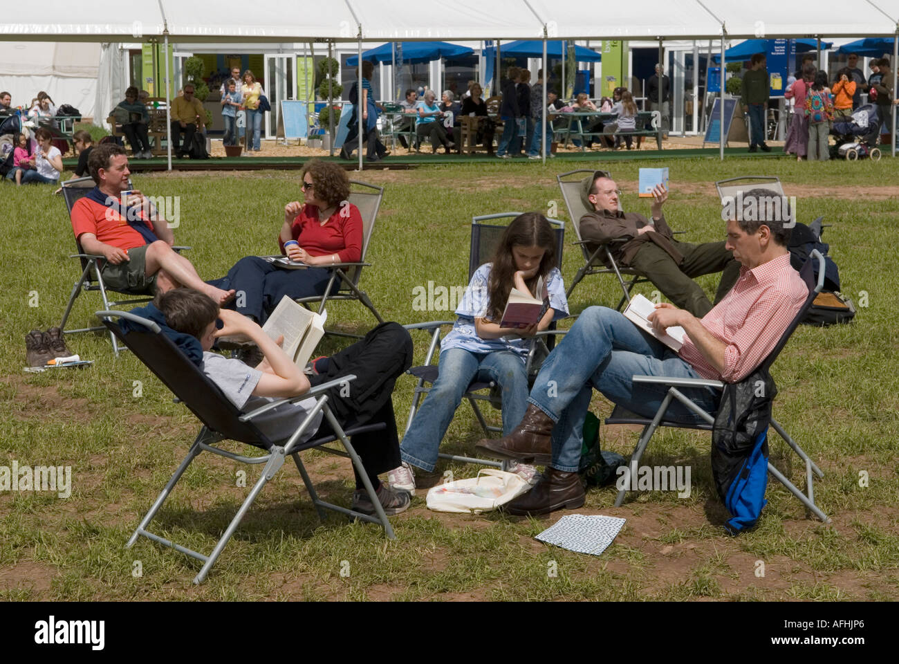 Il luogo del festival una famiglia che ha una buona lettura il Hay Festival Hay su Wye Powys Galles Regno Unito 2006 2000 HOMER SYKES Foto Stock