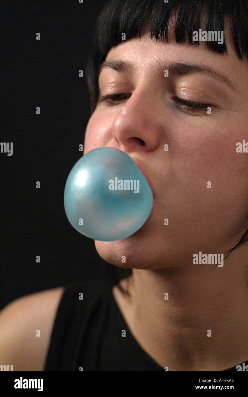 Bubblegum Girl soffiando una bolla Foto Stock