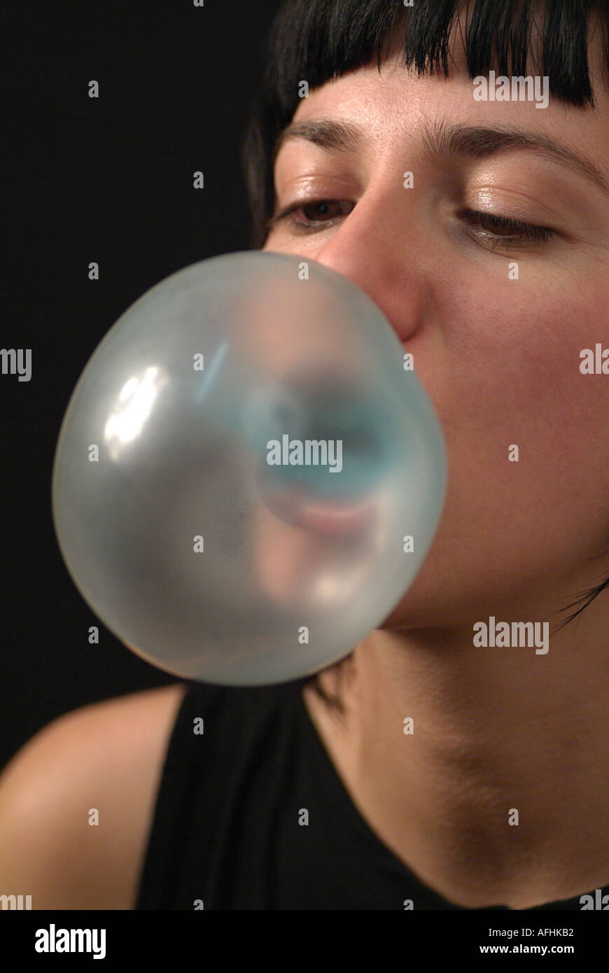 Bubblegum Girl soffiando una bolla Foto Stock