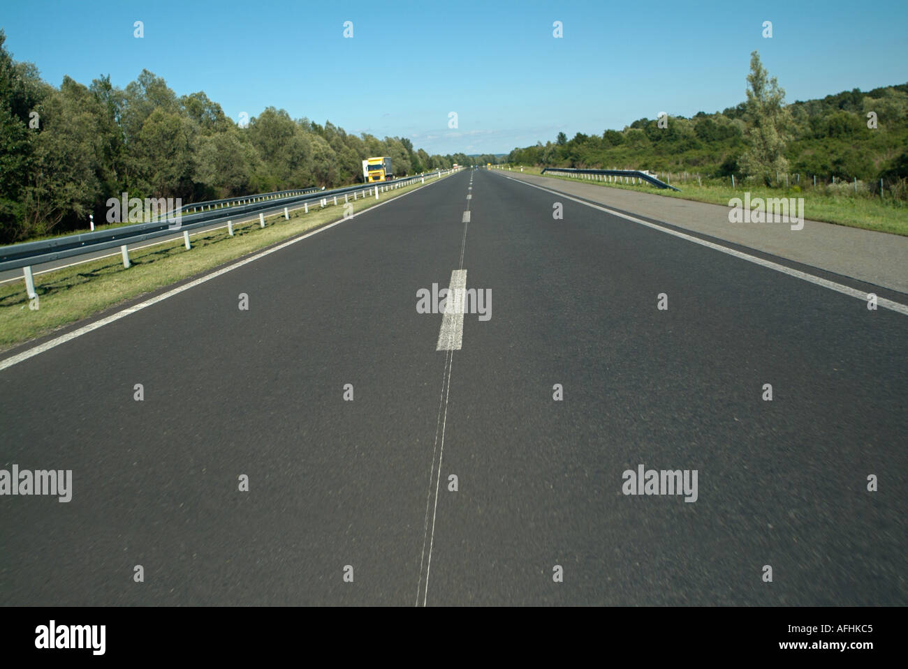 Pedaggio autostradale strada a doppia carreggiata che corre attraverso la Croazia dalla Slovenia per la Serbia Foto Stock
