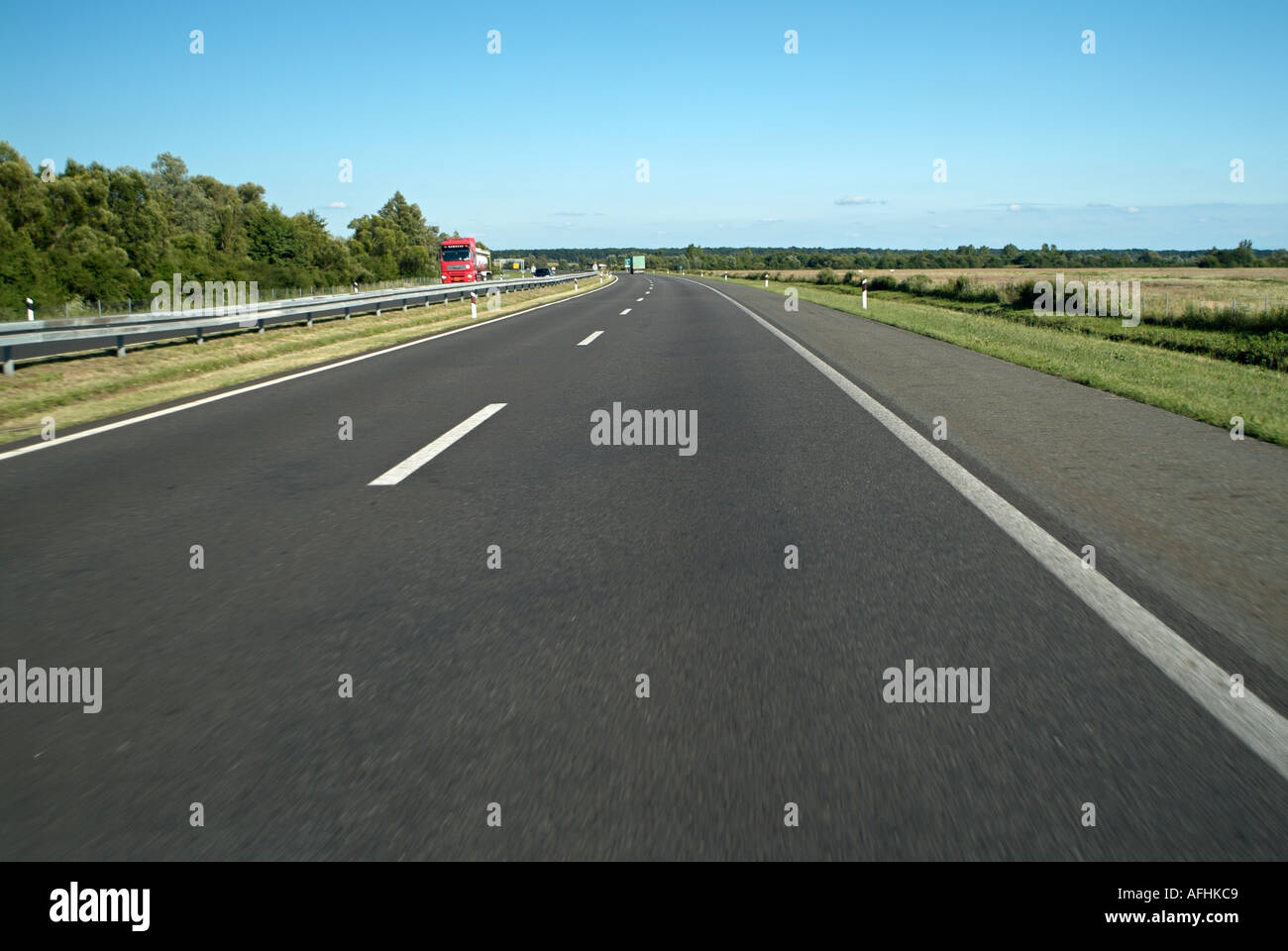Autostrada a pedaggio a doppia carreggiata andando attraverso la Croazia dalla Slovenia alla Serbia. Foto Stock