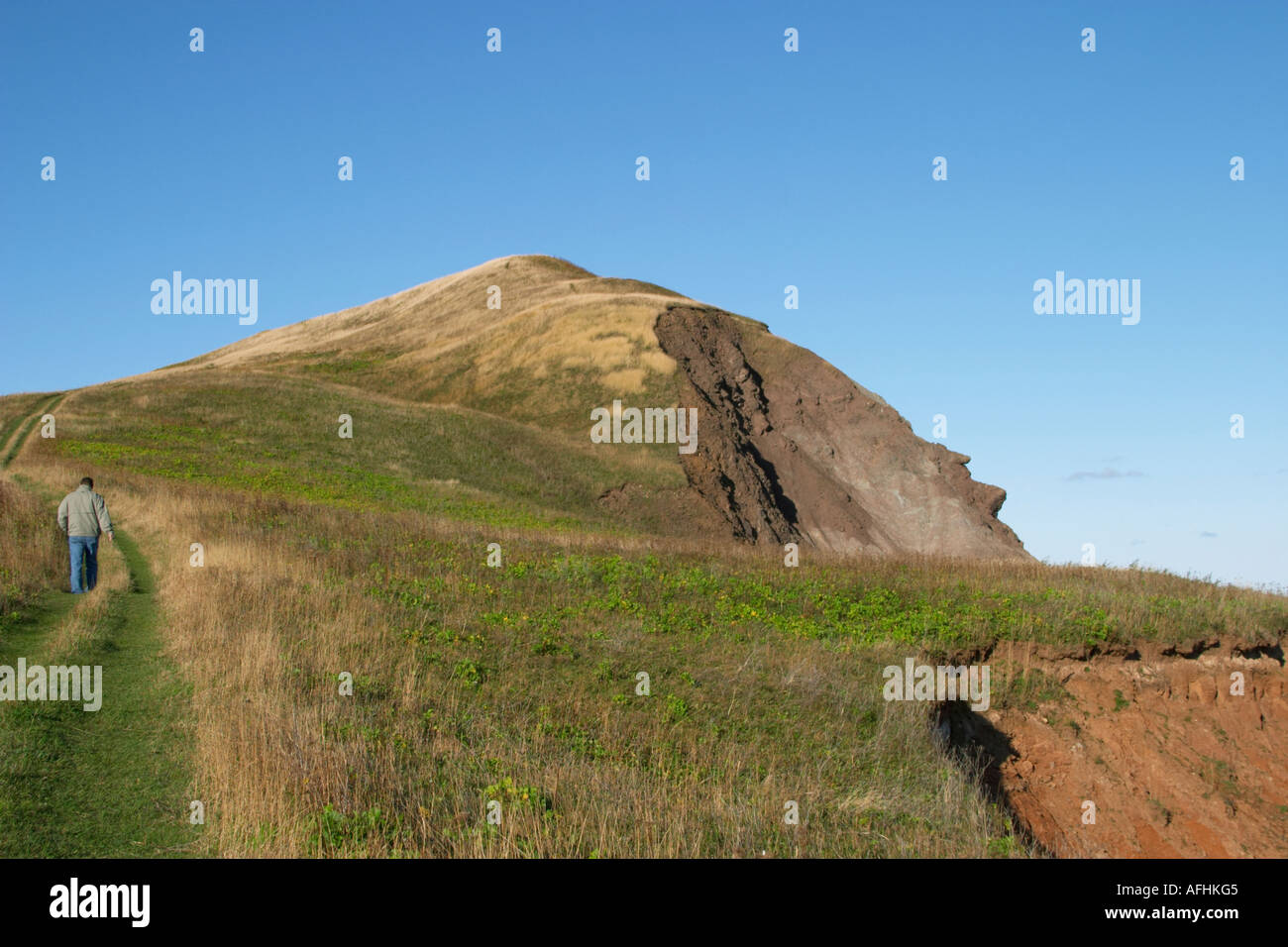 Camminando lungo una scogliera, le isole della Maddalena, Iles de la Madeleine, Quebec, Canada Foto Stock