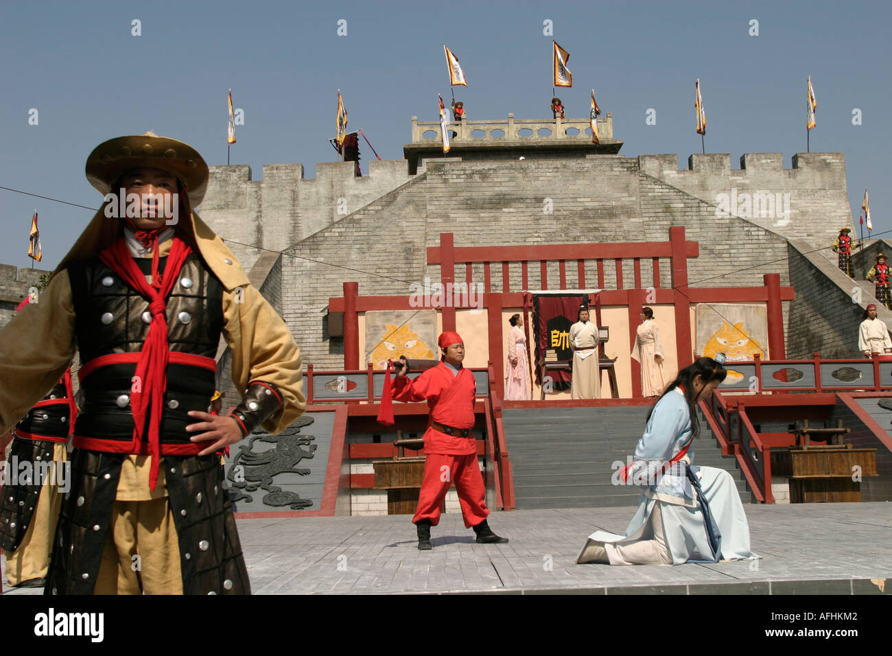 Dongyang Hengdian Film e TV la città. Gli artisti interpreti o esecutori agire fuori una dinastia Ming dramma Foto Stock