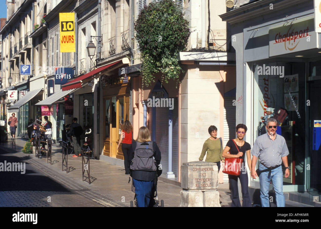 Negozi a La via dello shopping Rue du Temple in Auxerre Borgogna Francia Foto Stock