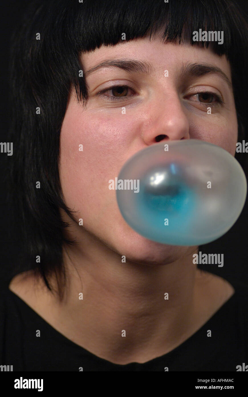 Ragazza soffiando una bolla con Bubblegum Foto Stock
