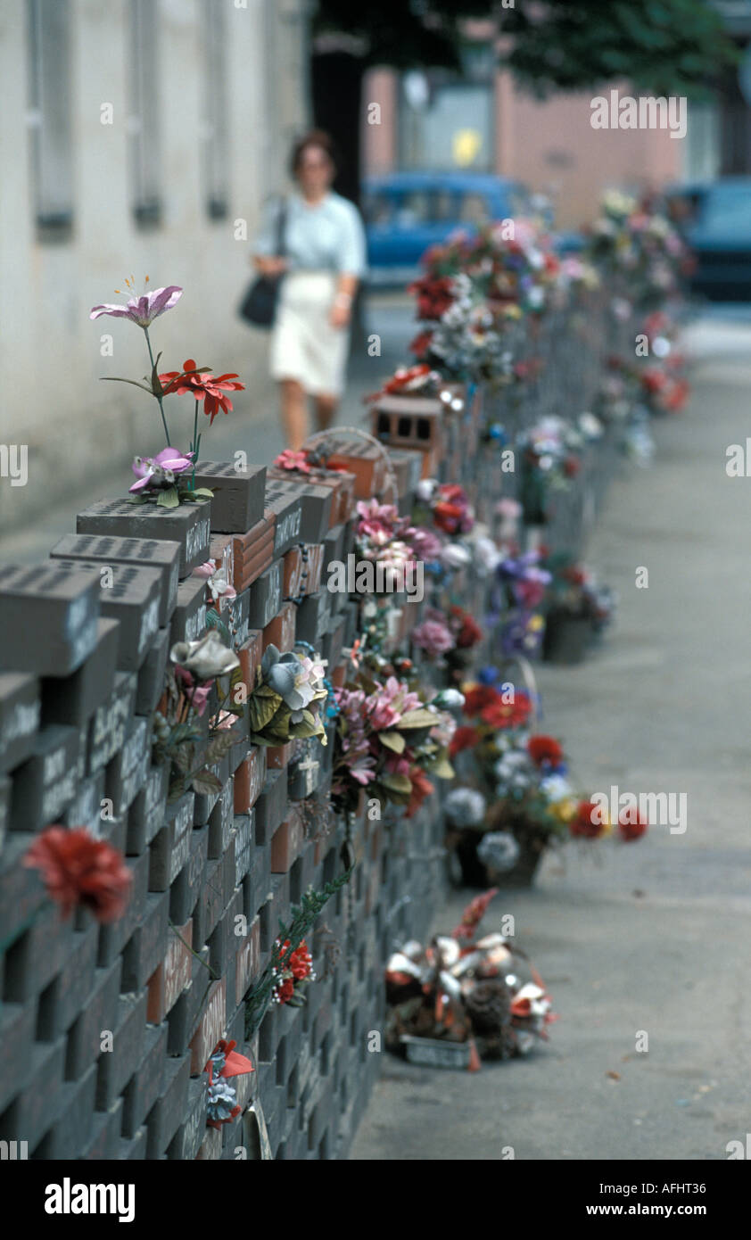 Muro di mattoni che circondano la NATO la costruzione di Zagabria Croazia Luglio 1995 Foto Stock