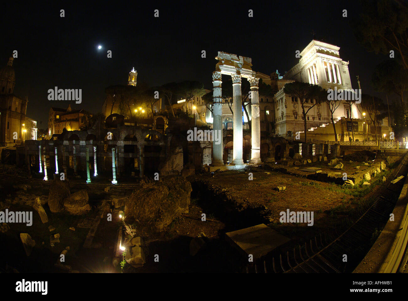 Le antiche rovine romane di notte a Roma Italia Foto Stock