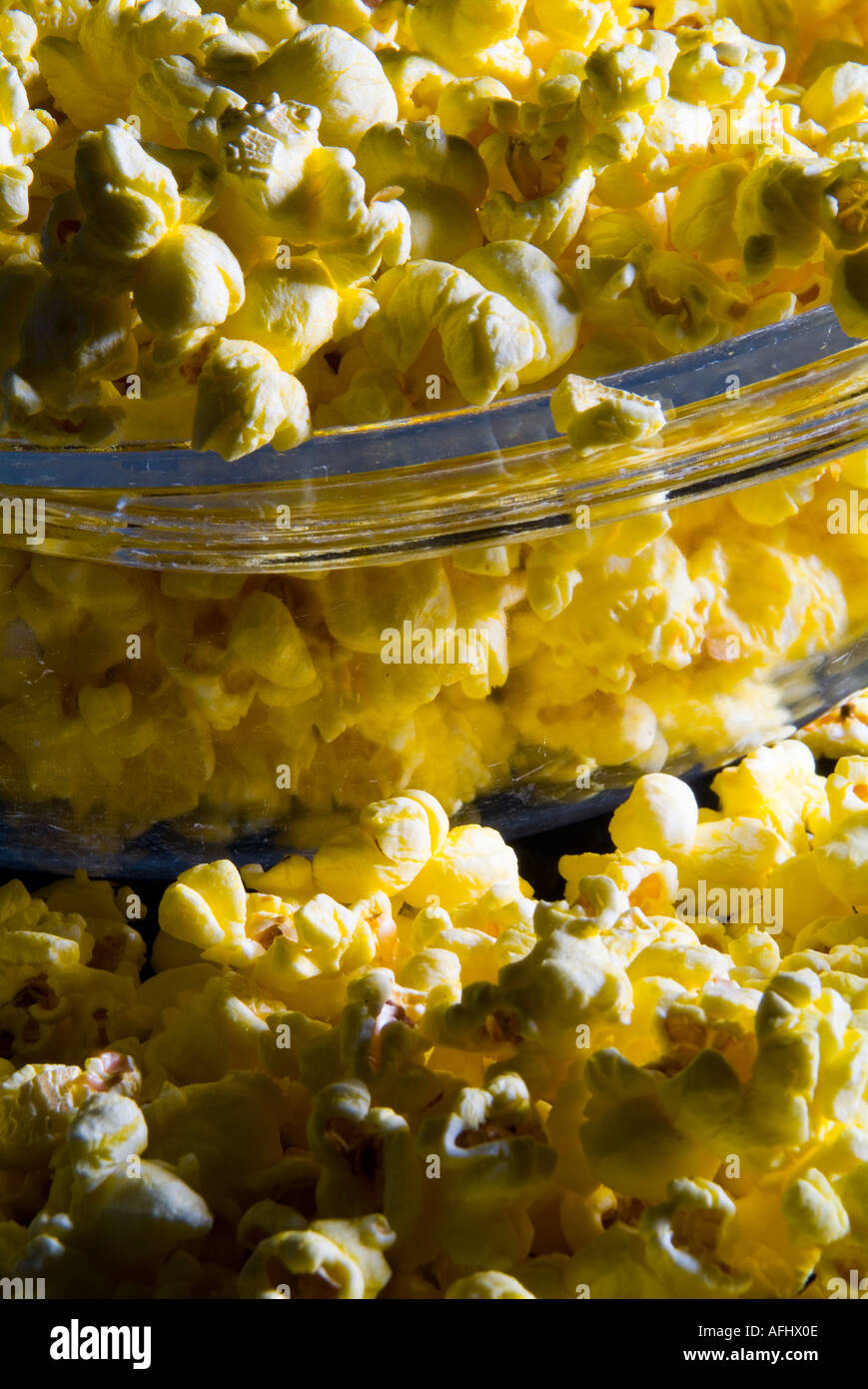 Ciotola di vetro di popcorn Foto Stock