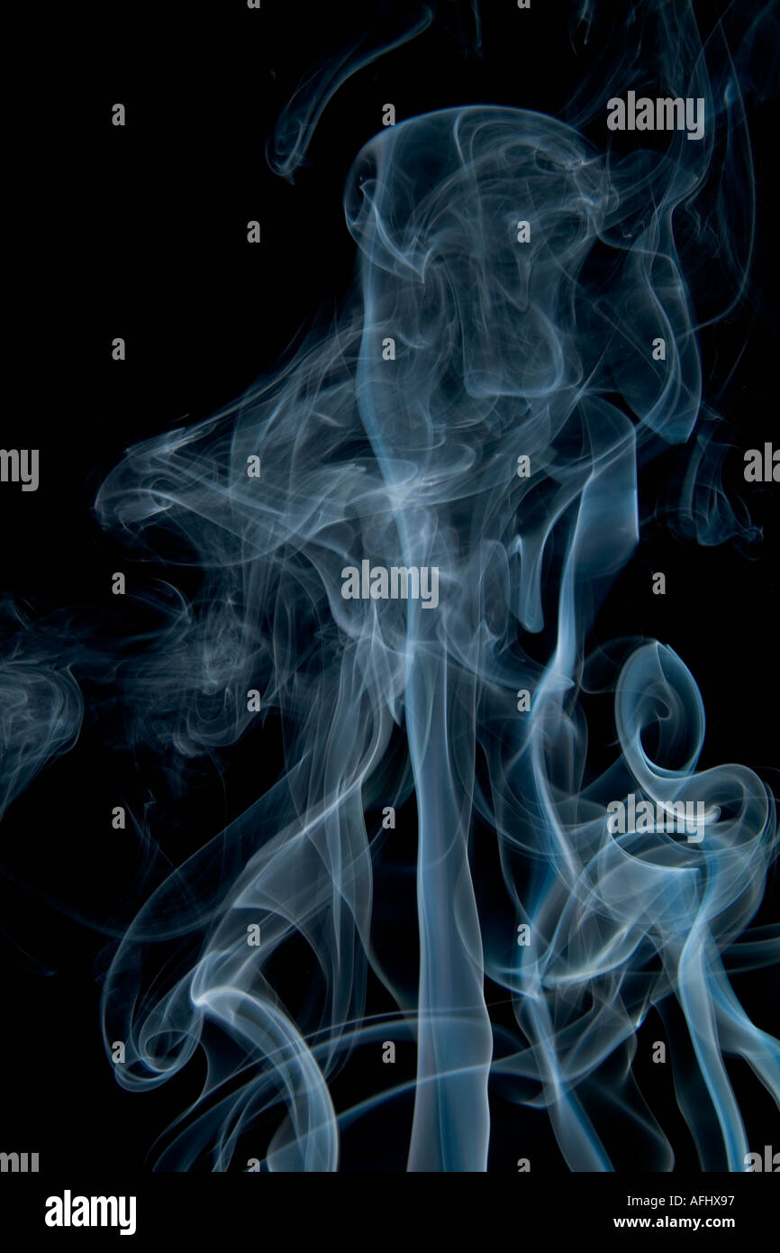 Moto vorticoso fumo blu su sfondo nero Foto Stock