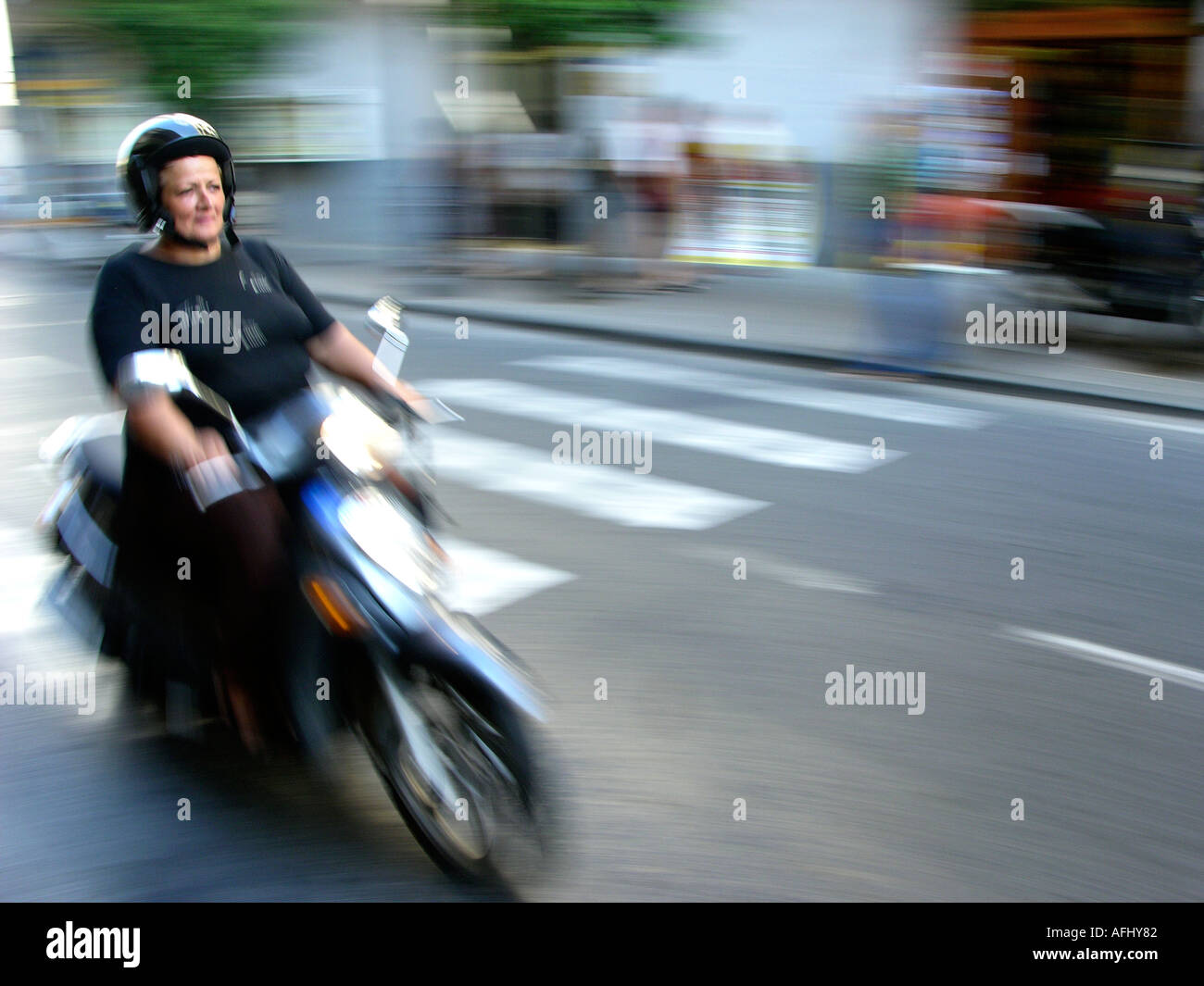 Donna di mezza età su scooter a sorrento campania italia Foto Stock