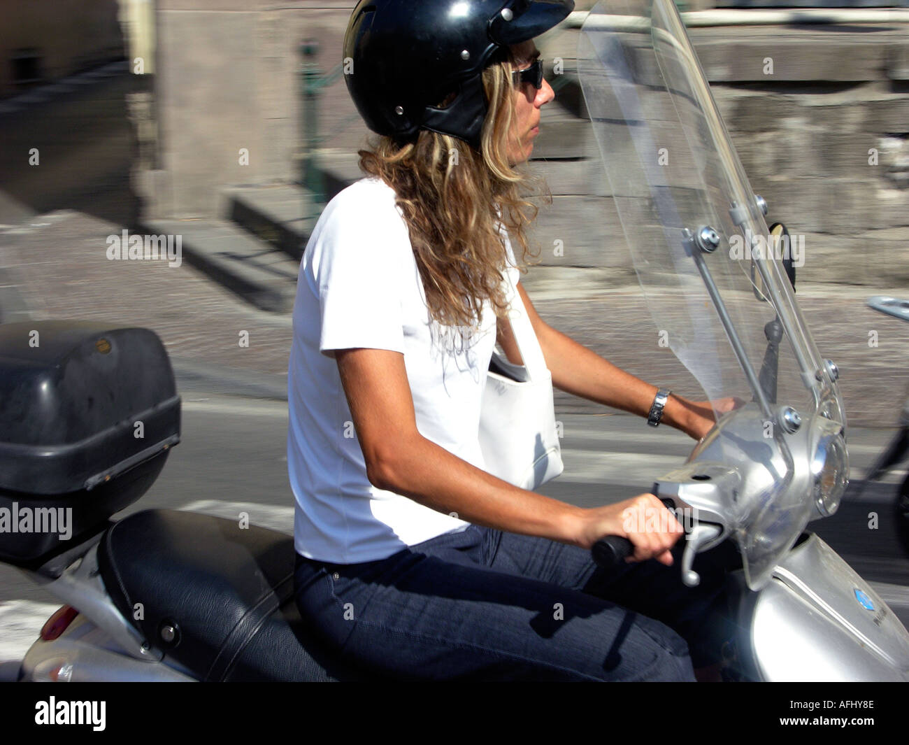 Giovane donna alla guida di scooter a Sorrento Italia Campania Foto Stock