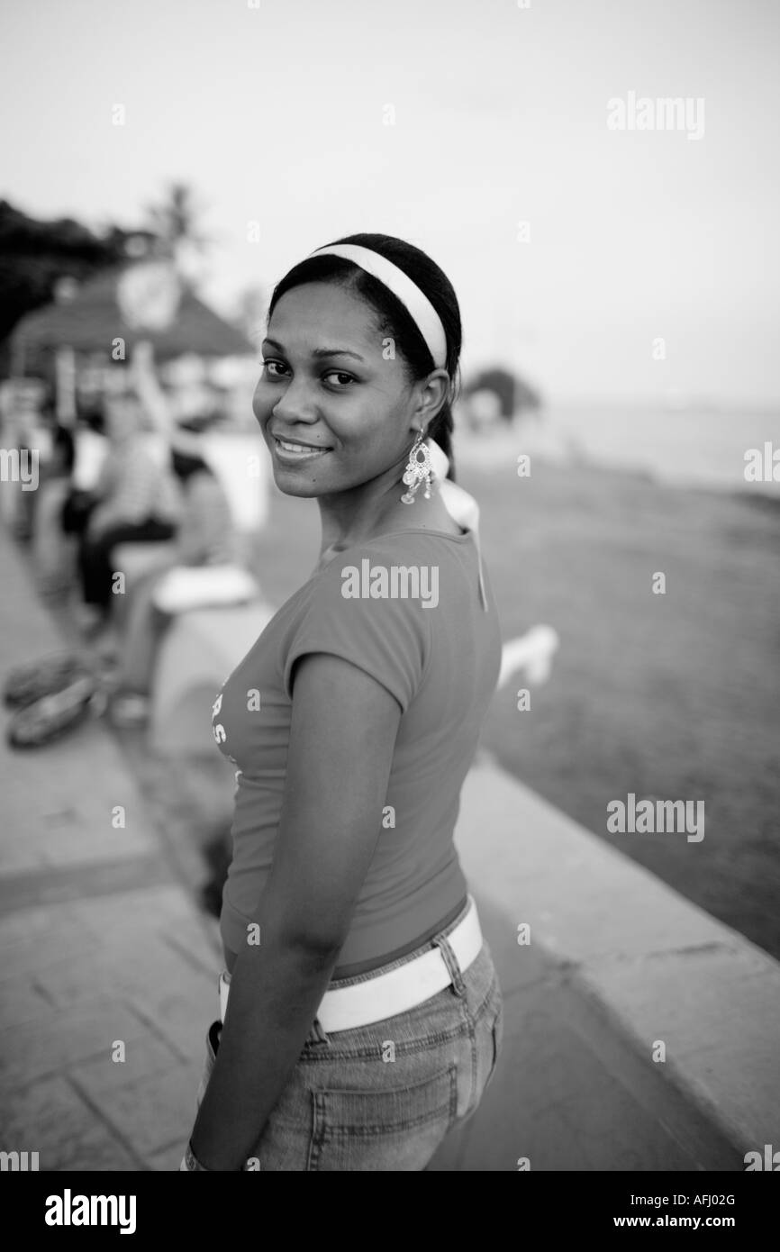 Giovane donna sorridente Foto Stock