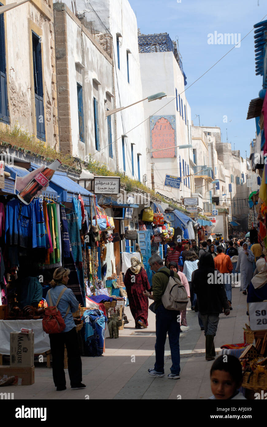 In generale la scena di strada rue Sidi Mohammed Ben Abdallah negozi di shopping arte artigianato essaouira marocco Africa del Nord Foto Stock