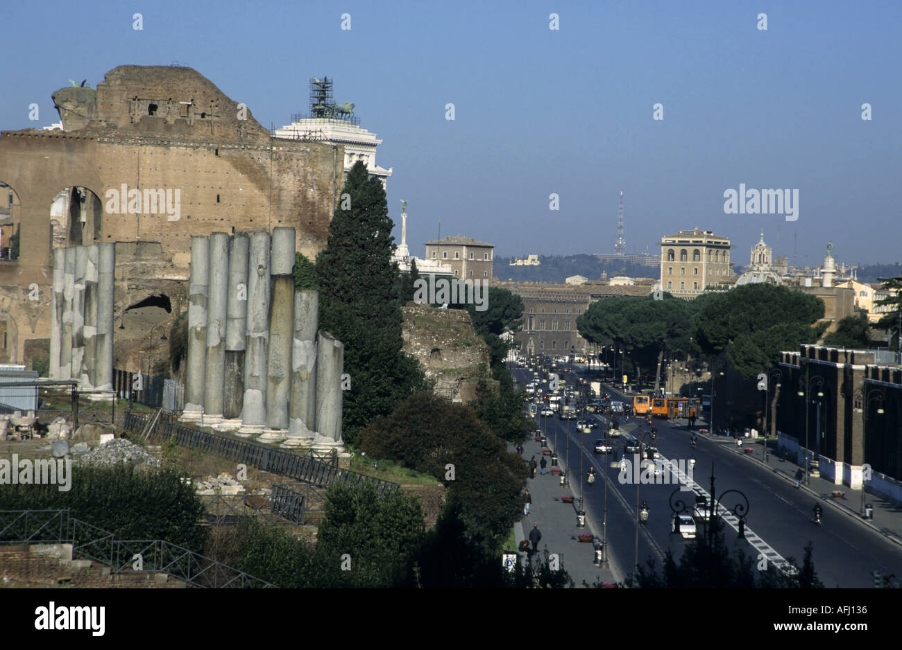 Rovine del Foro Romano con la vista della strada trafficata, Roma, Italia. Foto Stock