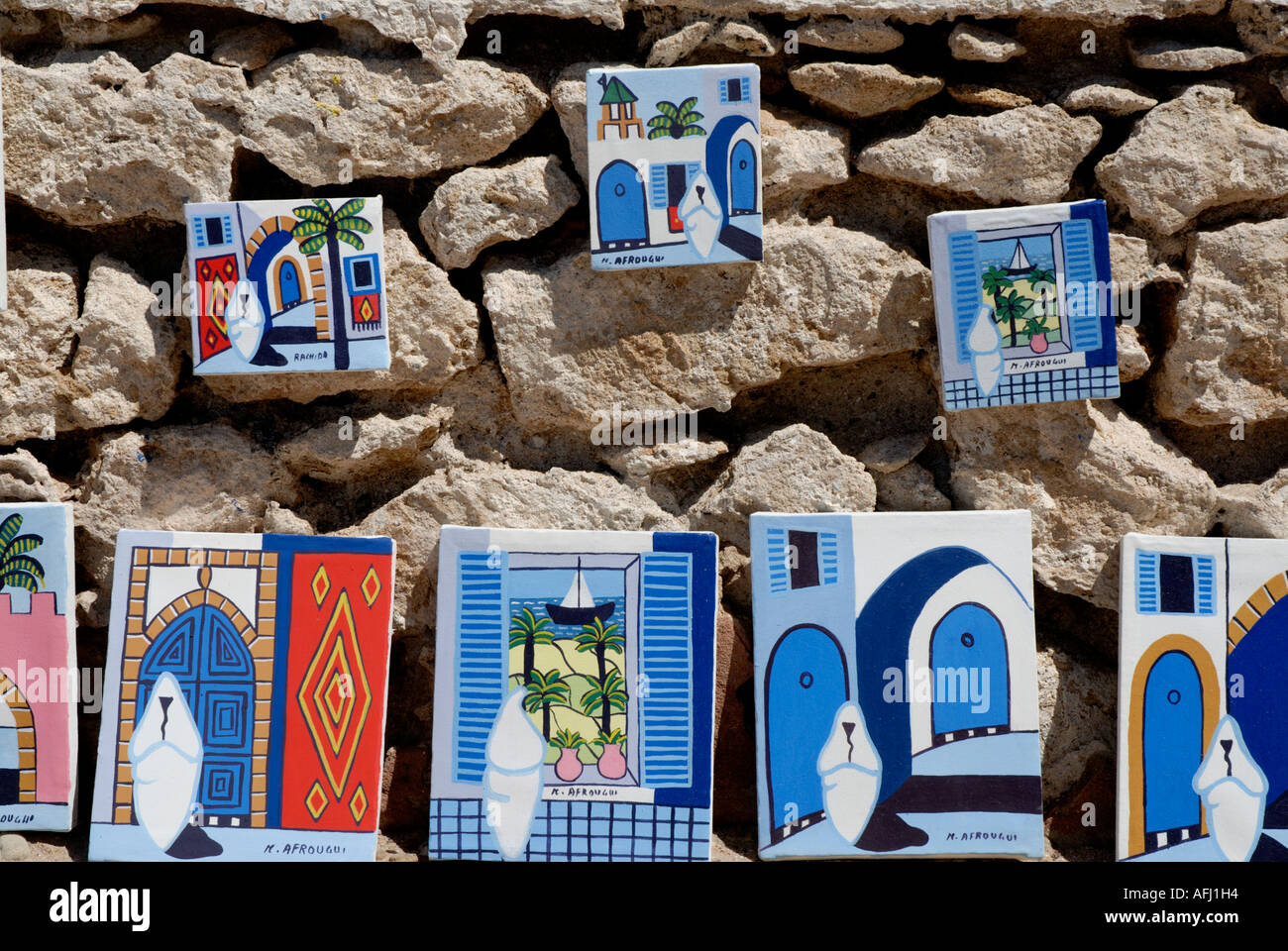 Dipinti in vendita in Rue de Skala Skala de la Ville medina souk negozi di shopping arte artigianato essaouira marocco Africa del Nord Foto Stock